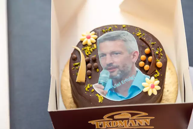 Der Bürgermeister als Torte - überbracht von Gudrun Ruster. | Foto: Markus Weik