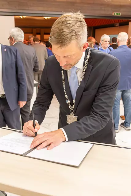 Jetzt ist es amtlich - mit seiner Unterschrift tritt Stefan Schmutz seine 2. Amtszeit an.  | Foto: Markus Weik