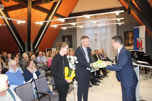 Bürgermeisterkollege Benjamin Köpfle (Laudenbach) brachte neben warmherzigen Worten auch Geschenke mit. 