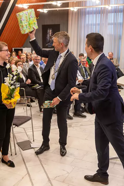Auch die Kinder von Katja Krauser und Bürgermeister Schmutz bekamen etwas geschenkt - das Spiel "Lass den Papa pennen". | Foto: Markus Weik