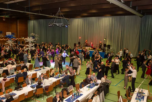 Ausverkauftes Haus und immer eine volle Tanzfläche - der Jubiläumsball in der Lobdengauhalle | Foto: Markus Weik