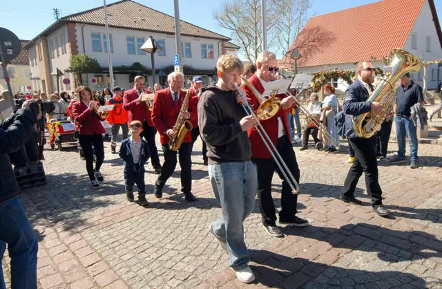 Die Musikvereinigung Neckarhausen spielte groß auf | Foto: 
Marcus Schwetasch | Mannheimer Morgen