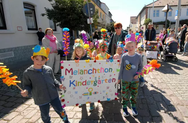 Kinder des Melanchthon-Kindergartens mit Blumen im Frühling | Foto: Marcus Schwetasch | Mannheimer Morgen