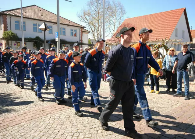 Die Jugendfeuerwehr begleitete ebenfalls den Sommertagszug | Foto: Marcus Schwetasch | Mannheimer Morgen