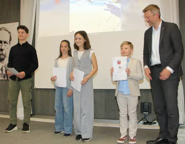 Die jungen Karatekämpfer des Budoclubs strahlten um die Wette – der kleine Fabian Strauß glänzte auch mit seinem Outfit. 