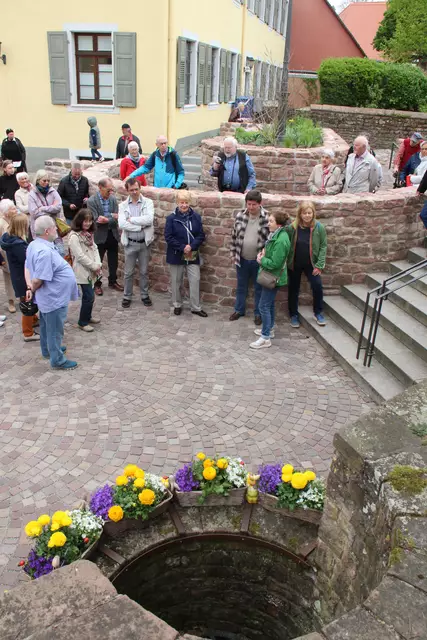 Die Landfrauen zeigten sich vor dem Brunnen an der Stadtbibliothek kreativ. 