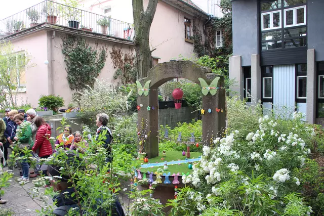 Der Engelsbrunnen in der grünen Oase beim neuen Rathaus. 