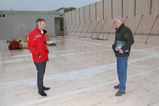 Bürgermeister Schmutz und Gebäude-Manager Götz Speyerer inspirieren die beiden Gymnastikräume. 