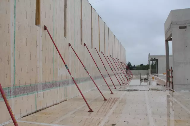 An der Hallenaußenwand wird eine Boulder-Anlage installiert.   