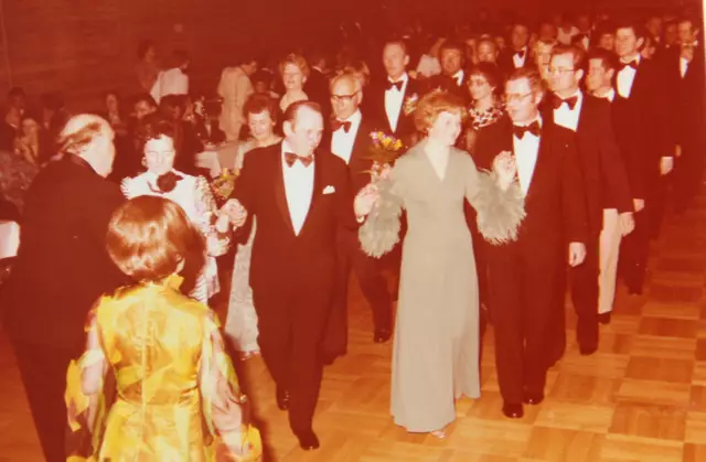 Mit einer Polonaise, die die Stadtprominenz anführte, wurde auch der Tanzball im Jahre 1978 eröffnet. 