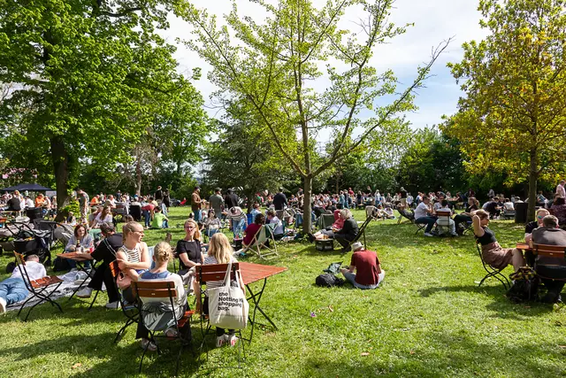 Entstpannte und lockere Atmosphäre - auf den großen Wiesen konnten die Gäste bei schönstem Wetter „chillen". | Foto: Markus Weik