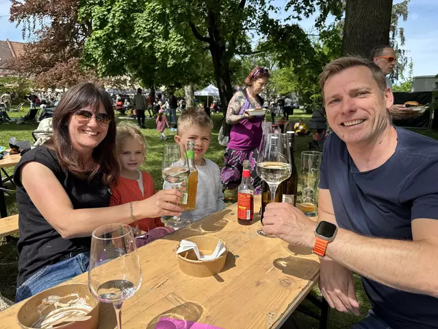 Tina und Maurice mit Kindern - die 4 genossen das tolle Wetter mit Streetfood und Freunden. | Foto: Markus Weik