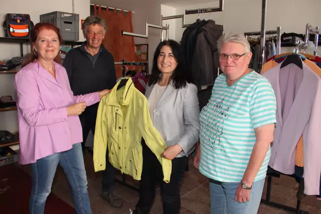 Die Leiterin der Kleiderkammer, Elke Körner (rechts) und Petra Fuhry (links) begrüßten die Landtagsabgeordnete Fadime Tuncer in der Sozialeinrichtung. Stadtrat Max Keller gilt als treuer Unterstützer des Vereins Intakt.