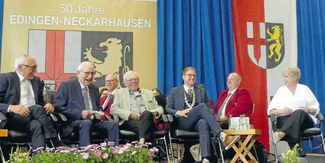 Unterhaltsame Zeitzeugen-Talkrunde mit (v. r.): Moderatorin Nicoline Pilz, Bürgermeister Florian König, die Altgemeinderäte und Bundesverdienstkreuzträger Georg Kohler (damals Edingen, SPD) und Walter Köhler (damals Neckarhausen, CDU) sowie Ex-Hauptamtsleiter und langjähriger Kultur- und Heimatbundvorsitzender Wolfgang Ding | Foto: 
Stephan Kraus-Vierling