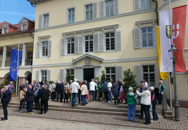 Nach der Festveranstaltung lud die Gemeinde zum Umtrunk ins Schloss in Neckarhausen | Foto: Stephan Kraus-Vierling