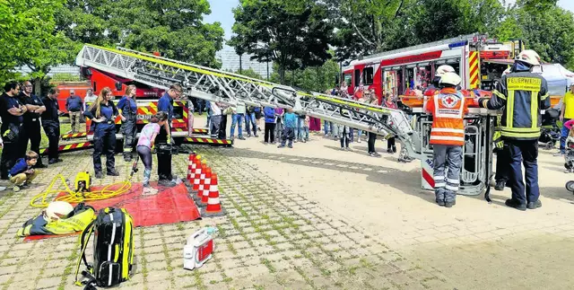 Die große „Blaulichtmeile“ von Feuerwehr und den DRK-Ortsvereinen lockte mit Informationen, Gewinnspiel, Podiumsgespräch und Musik | Foto: nip