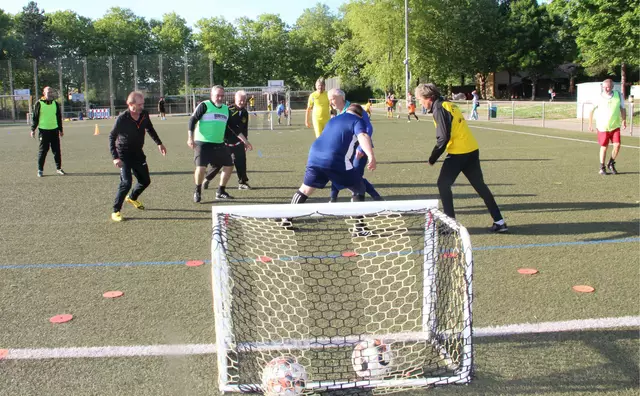 Beim Walking-Football muss immer ein Bein das Fußballfeld berühren - Rennen, grätschen und hohe Torschüsse sind nicht erlaubt.