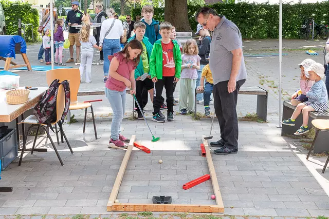 Beim Minigolf galt es geschickt mit dem Schläger umzugehen und Ballgefühl zu beweisen. | Foto: Markus Weik