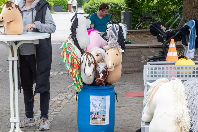 Die Pferdchen warteten beim Hobby Horsing auf ihren Einsatz im „Stall“. | Foto: Markus Weik