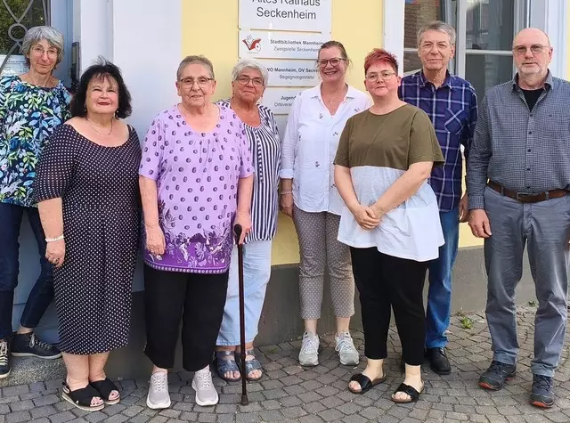 Der neue Vorstand der AWO Seckenheim/Friedrichsfeld (v.l.): Doris Friedrich, Evi Korta-Petry, Heidi Schleicher, Angelika Keuerleber, Karen Bracht, Tanja Sutter, Hartwig Trinkaus und Richard Matuszewska. | Foto: sane