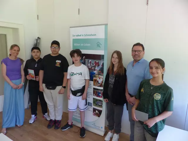 Kinder der Werkrealschule übergeben eine Spende an Günther Förster, Leiter des Talhofs. | Foto: Foto: WRS Unterer Neckar, Online-Redaktion