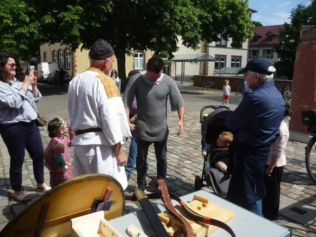 "Uff!" Neun Kilogramm schwer ist dieses Kettenhemd im T-Shirt-Look