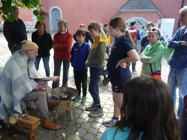 Lernen wie die Kelten Feuer machten - das zog die jungen Besucher magisch an.