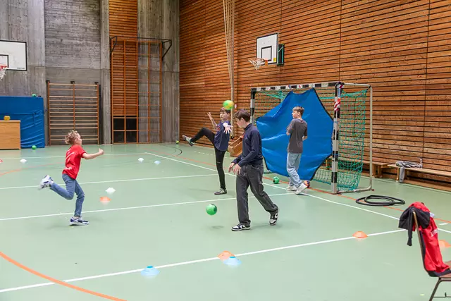 In der Lobdengauhalle konnten sich Kinder in Handball, Turnen und Basketball ausprobieren und informieren. | Foto: Markus Weik