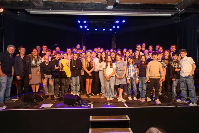 Gruppenbild - alle teilnehmenden Schülerinnen und Schüler, sowie die Lehrkräfte, die sichtlich stolz auf den Erfolg waren. | Foto: Markus Weik