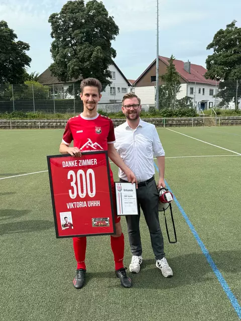 Daniel Zimmer mit Julian Bonerewitz | Foto: Bild: FC Viktoria