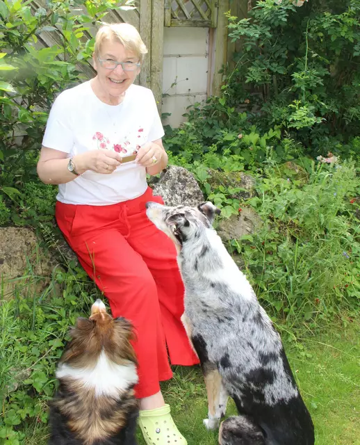 Leckerlis werden die Hunde Leevke und Ilia auch am 70. Geburtstag von Gaby Ensink erhalten.
