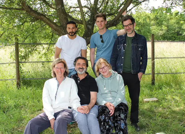 Ferhat Keskin, zwischen Regisseurin Barbara Wachendorff (l.) und Birgit Podhorny (Regiemitarbeit), sowie Mounir Saidi, Maximilian Wex und Urs Fabian Winiger (hinten, v.l.) spielen "Warten auf Godot".