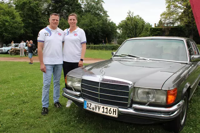 Steffen Maier und Mariana Queißer vor ihrem Mercedes Benz