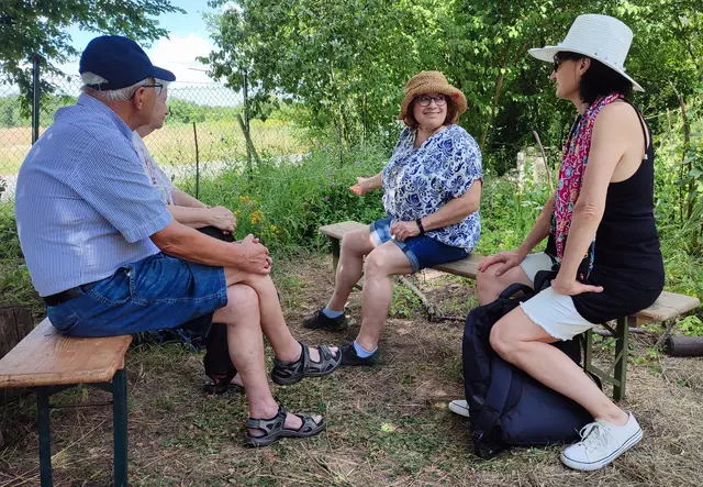 Isabel Sohn-Frank (Mitte) erläutert, weshalb Insekten im Garten gezielt gefördert werden sollten. | Foto: Michael Janke