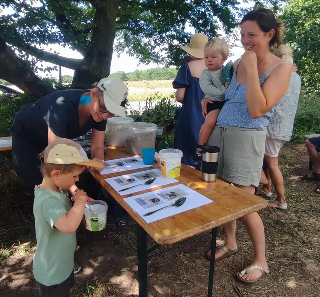 Pädagogin Anne Glombitza voll in ihrem Element - Samenbomben bauen mit den Minis unter den Gästen | Foto: Michael Janke