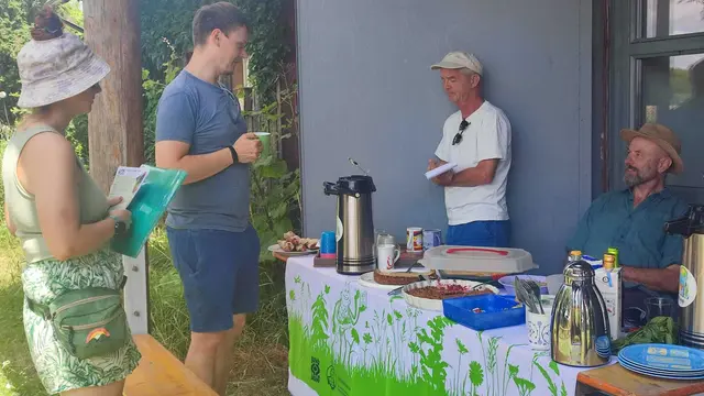 Von rechts: Klaus Grelle und Jesper Behr garantieren für das leibliche Wohl der Gäste bei subtropischen Verhältnissen | Foto: Michael Janke