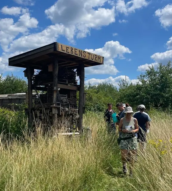 Das der Lebensturm auch zum Konzept der Permakultur gehört, zeigte Michael Janke auf. | Foto: Michael Janke