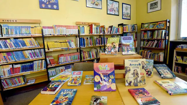 Bild 2
Für Kinder und Jugendliche finden in der Alten Schule in Edingen im Erdgeschoss die passende Lektüre | Foto: Marcus Schwetasch | MM
