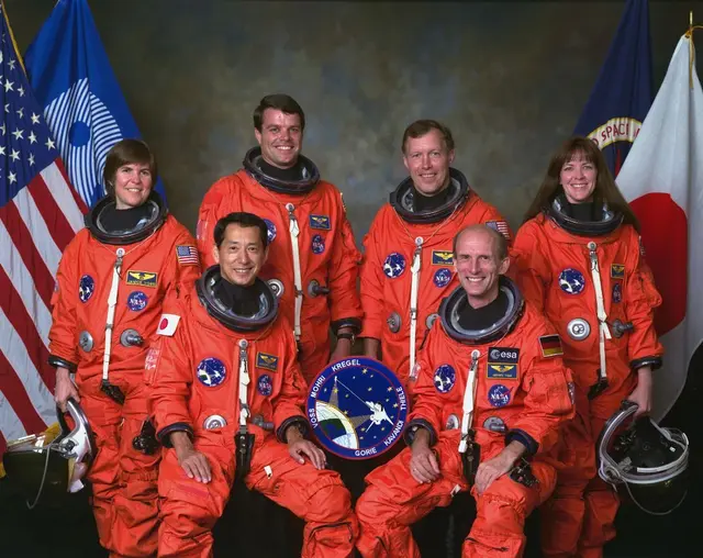 Vier Mitglieder der STS-99-Crew werden vor Ort sein und Einblicke in den Verlauf und die wissenschaftliche Bedeutung der Mission geben: NASA-Astronauten Kevin Kregel ((o. R., 2. v. l.), Dominic Gorie (o. R., 3. v. l.) und Dr. Janet Kavandi (o. R., 4. v. l.) sowie ESA-Astronaut Dr. Gerhard Thiele (r. u.). | Foto: Foto: NASA