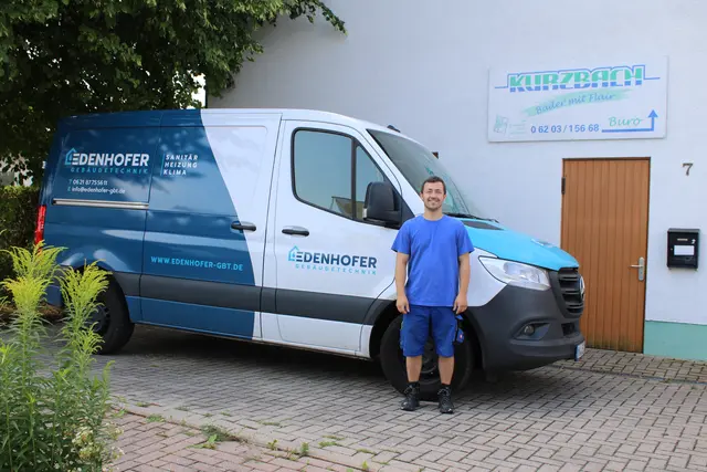 Jonas Edenhofer baut die Räumlichkeiten der Familie Kurzbach zum Lager um.