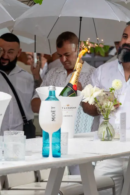 Die ein oder andere Flasche Champagner wurde geköpft und geleert.  | Foto: Markus Weik