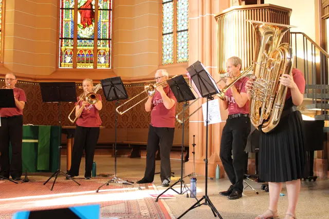 Große Spielfreude zeigten die neun Chormitglieder bei ihrem Jubiläumskonzert in der Evangelischen Stadtkirche.