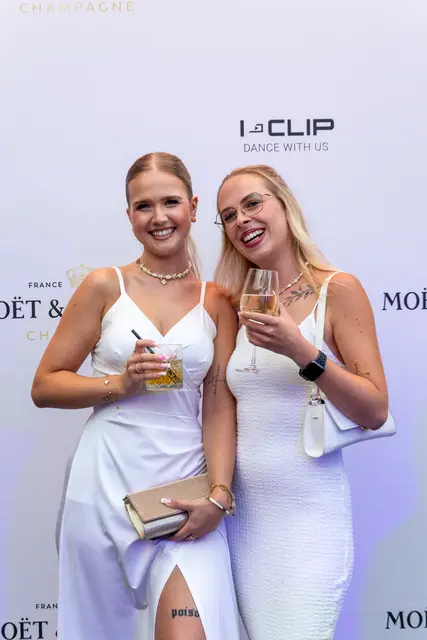 Vanessa und Lisa waren zum ersten Mal bei der White Party und fanden den "Vibe einfach schön." | Foto: Markus Weik