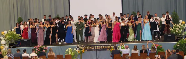Mit einer gewissen Leichtigkeit tanzten die Schüler aus der Schule.