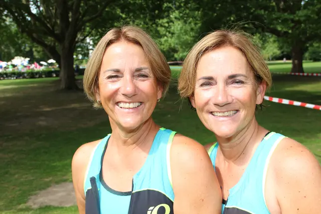 Die Zwillingsschwestern Anke (links) und Beate sind seit Jahren Triathlon-Fans, weil Sport jung hält.