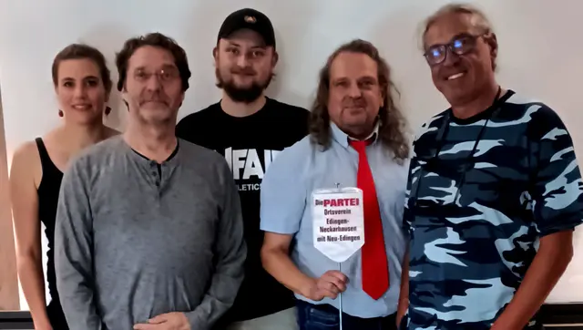 v. l.: Jessica Vierling (Beisitzerin), Michael Zickler (Vize), Mathis Gerber (Schatzi), Gerd Wolf (1. Vorsitzender), Andreas Pulver (Beisitzer): „Edingen-Neckarhausen und Neu-Edingen, Eure Zukunft ist da“.