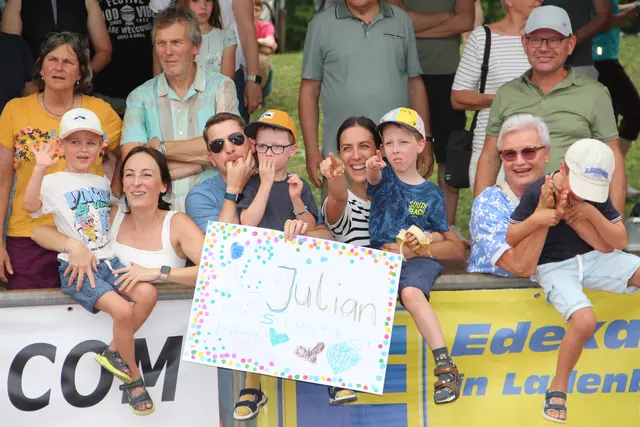 Julian - hier ist das Ziel. Viele Sportler hatten eine eigene Fangemeinde dabei.