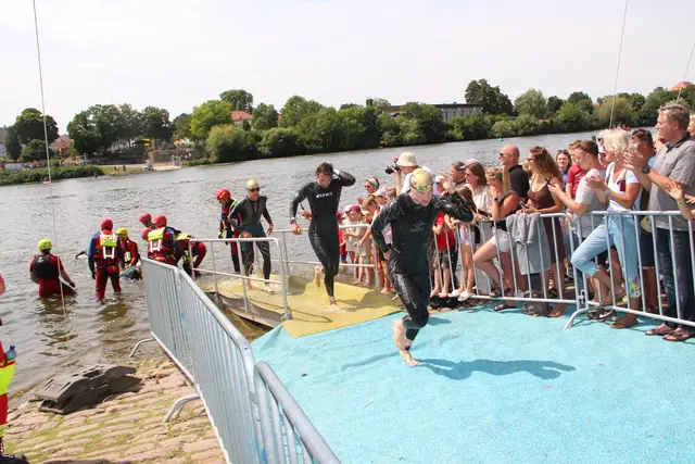 Die Ausstiegsstelle der Schwimmer an der Fähre ist ein beliebter Schauplatz für das Publikum.