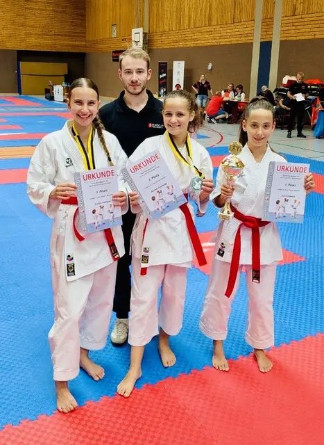 v.l.n.r.: Stella Culman, Anouk Lipowsky, Zoe Klement mit ihrem Coach Hannes Höft | Foto: Foto: BCRN