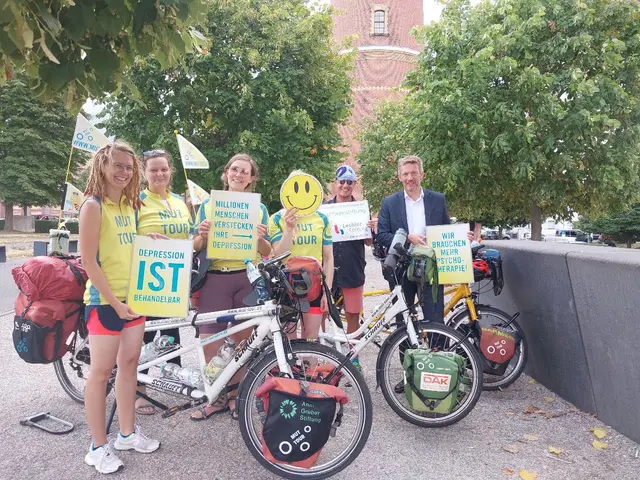 Das MUT-TOUR-Team machte am 15.07.2025 in Ladenburg Halt, am Wasserturm traf das Tandemteam Bürgermeister Stefan Schmutz und kam mit vielen Menschen zum Thema Depression und psychischer Gesundheit ins Gespräch. Auf dem Gruppenfoto sind zu sehen v.l.n.r.: Paulina Schorn, Nora de Vries, Lena Gerken, Leonie Kloß, Wolfgang Will, Bürgermeister Stefan Schmutz.